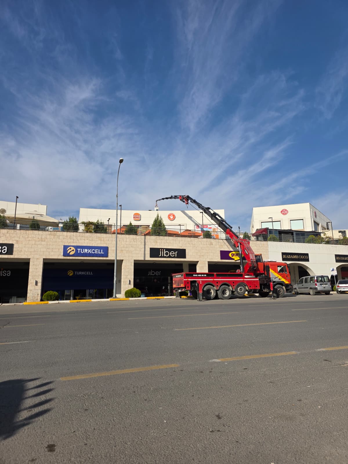 AVM mağaza tabela çalışması — hiyap vinç