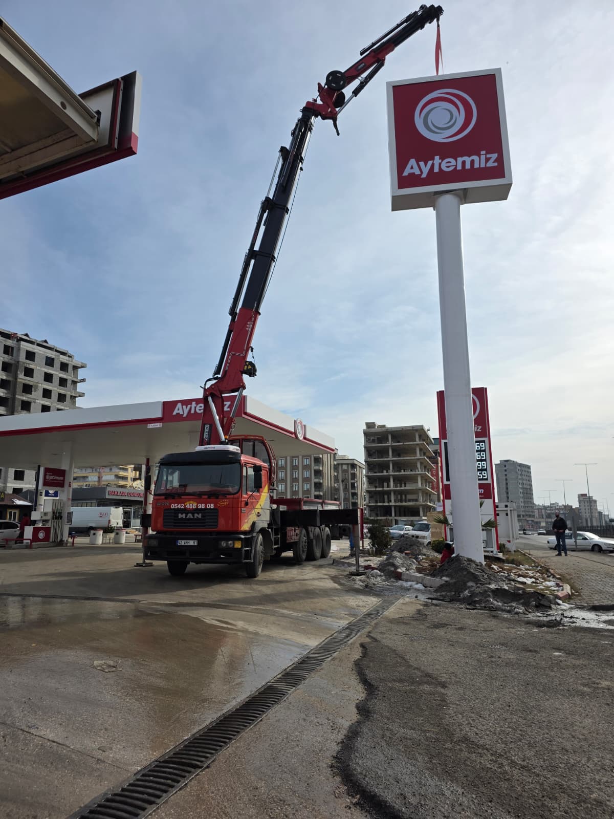 Aytemiz akaryakıt istasyonu totem montajı — hiyap vinç