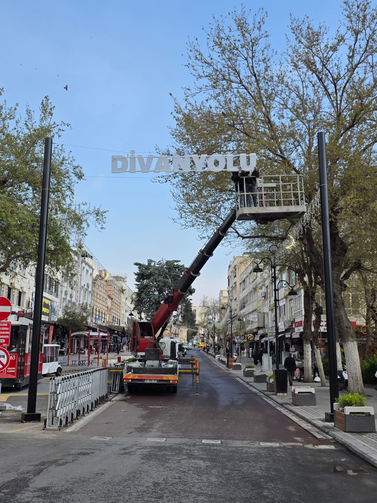 Cadde tabela ve aydınlatma çalışması — sepetli platform