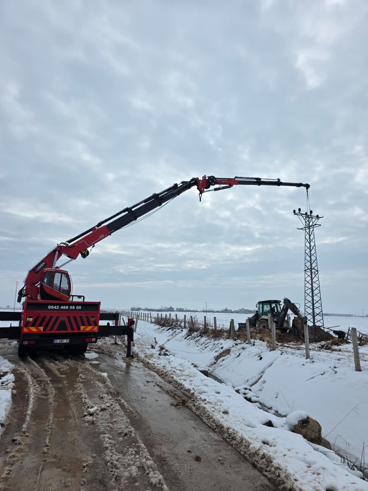 Elektrik direği çalışması — hiyap vinç (kış sahası)