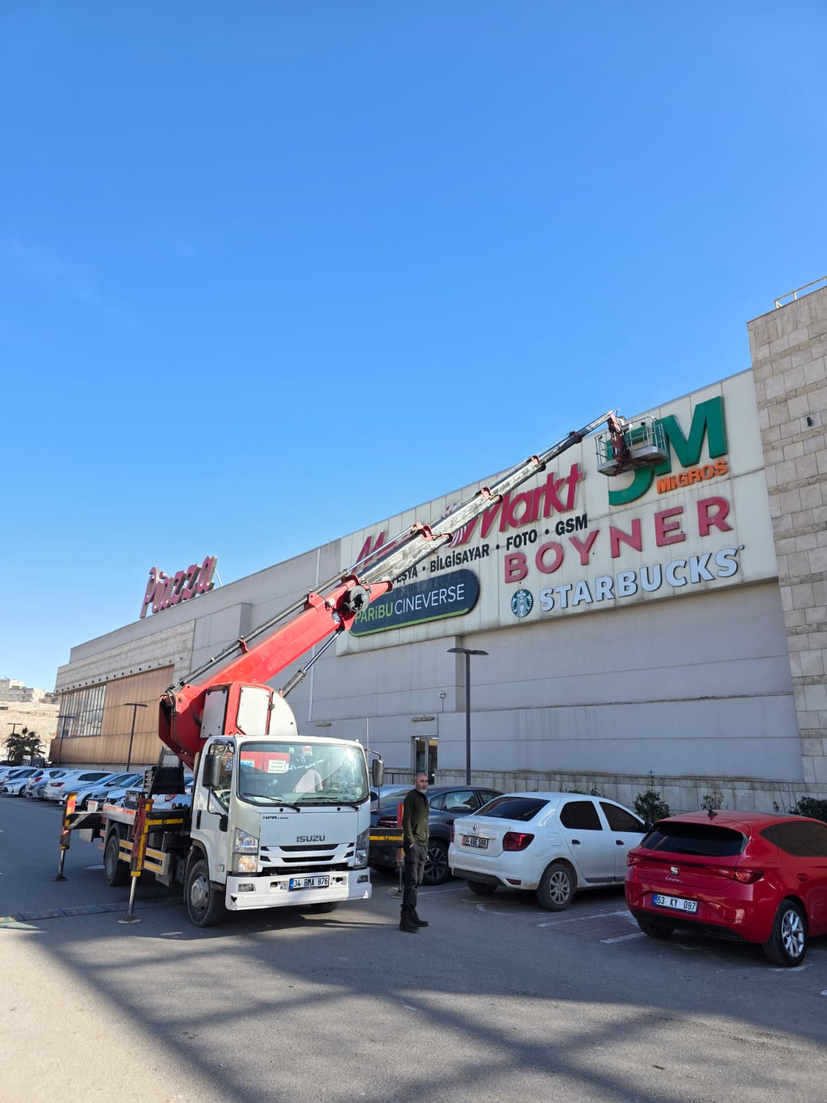 Şanlıurfa Piazza AVM cephe ve tabela çalışması — sepetli vinç