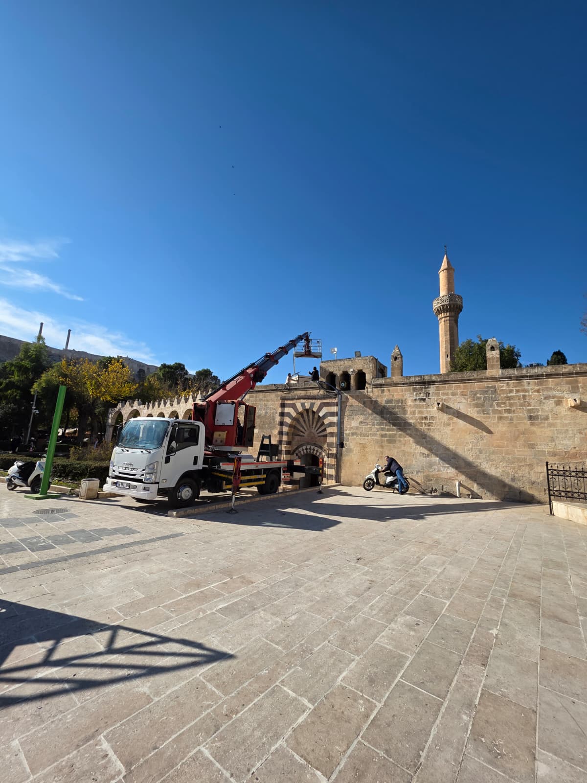 Şanlıurfa Dergâh çevresi tarihi alanda vinç çalışması