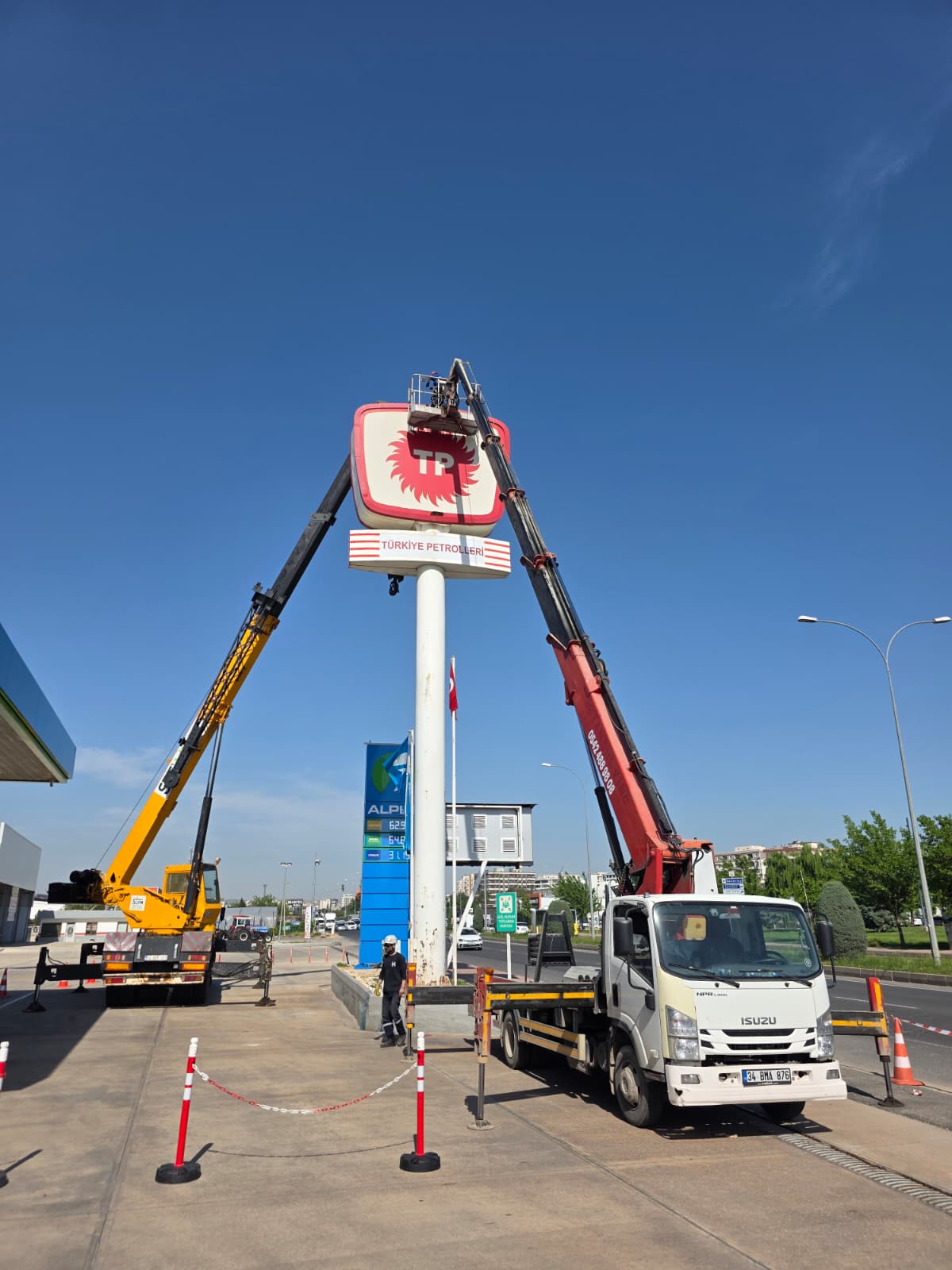 Şanlıurfa'da sepetli vinç ile TP akaryakıt totem ve tabela montajı